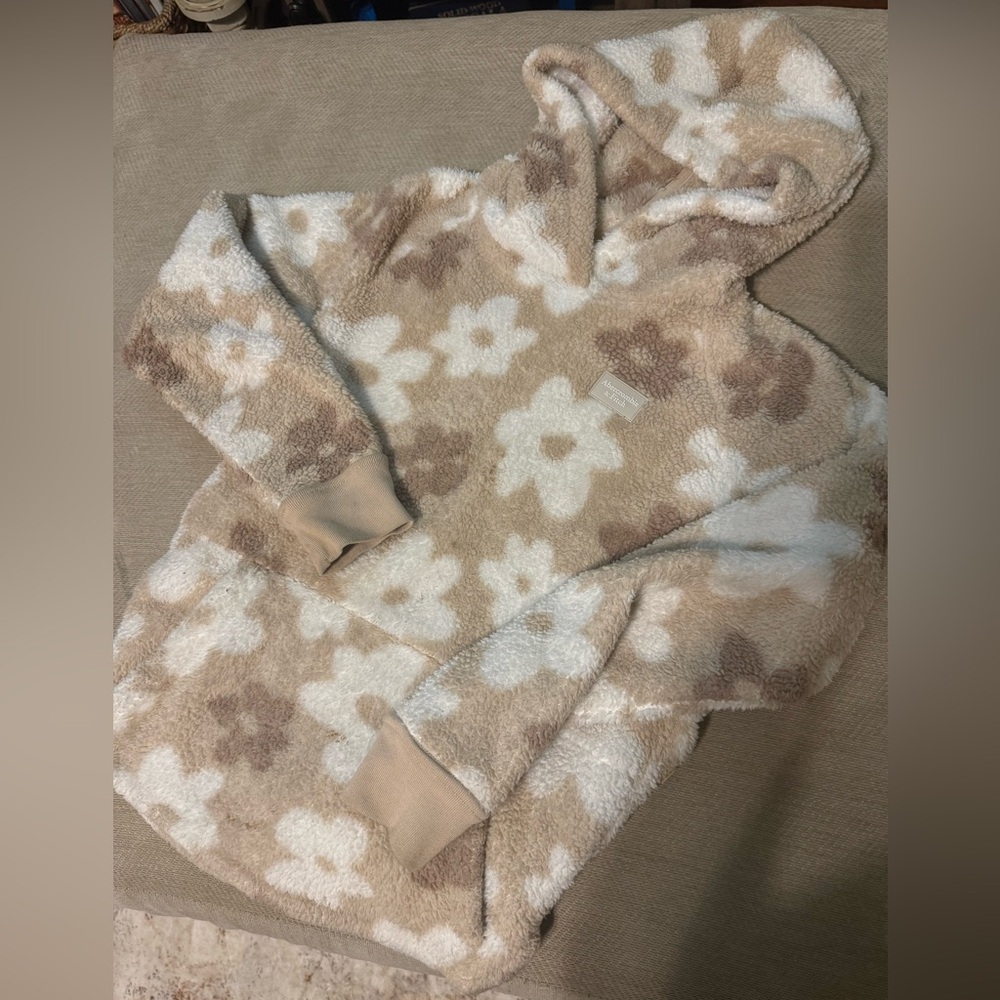 Abercrombie kids fuzzy pullover sweater with front pocket 🧸